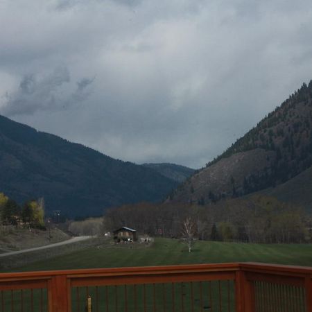 Tree To Me Inn Keremeos Esterno foto